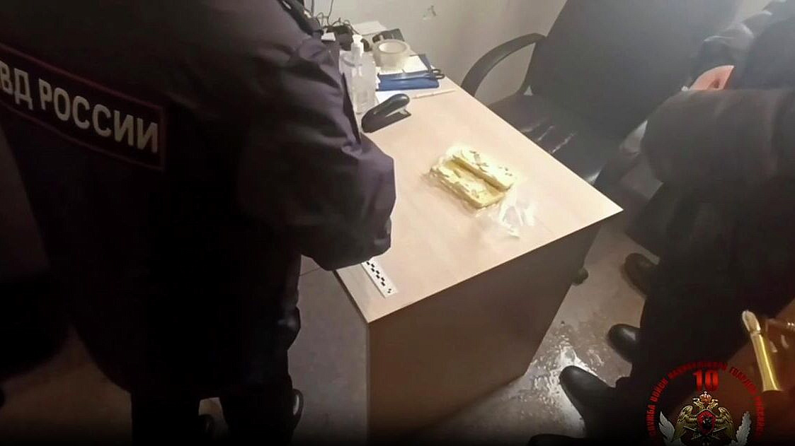 В Москве мужчина пытался пронести в больницу наркотики в бутерброде