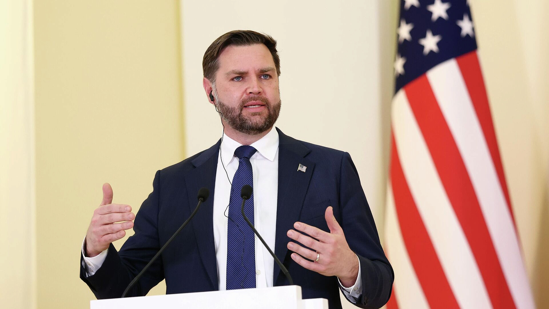 США хотят добиться изъятия обогащенного урана из Ирана, заявил Вэнс