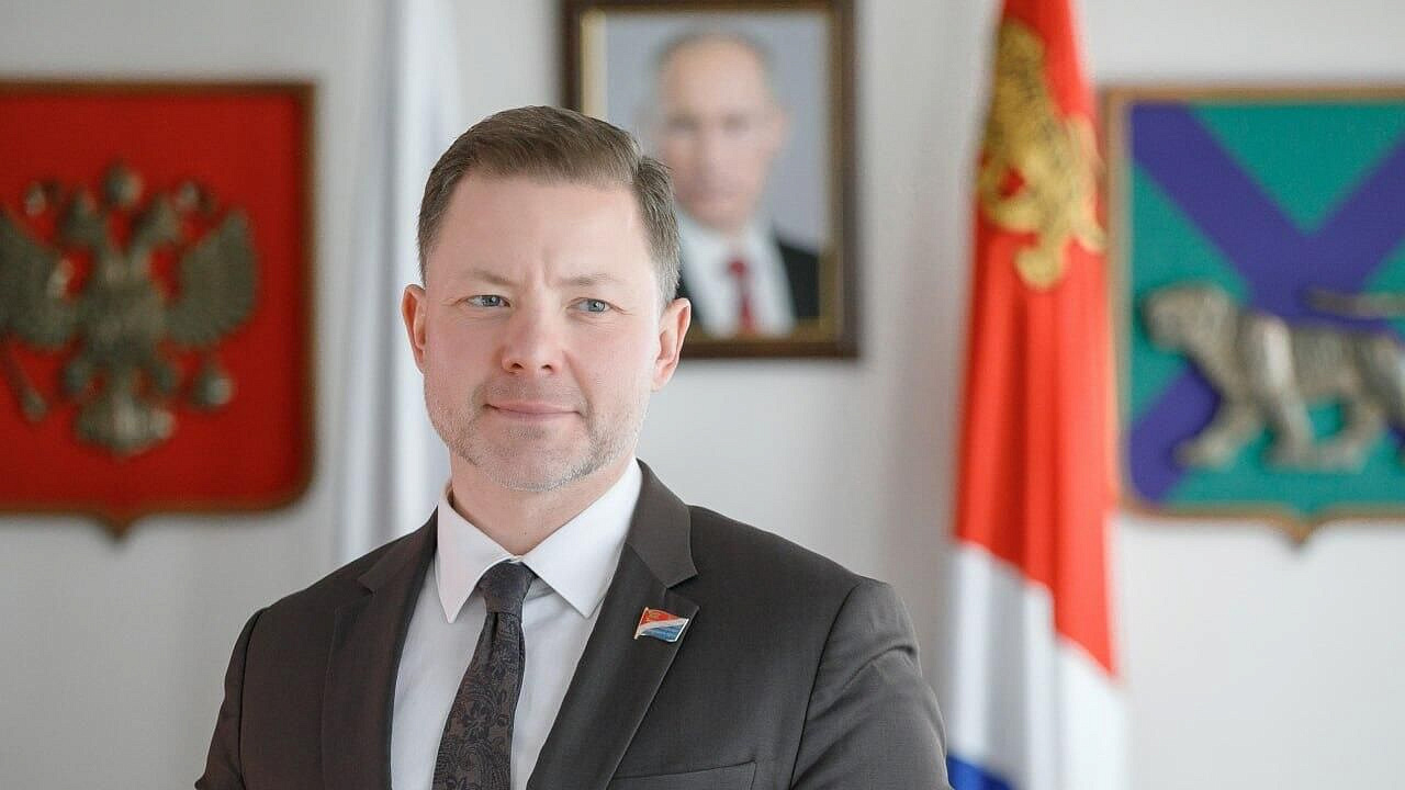 Спикер заксобрания Приморья принял участие в передаче музею вещей бойца СВО