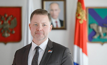 Спикер заксобрания Приморья принял участие в передаче музею вещей бойца СВО