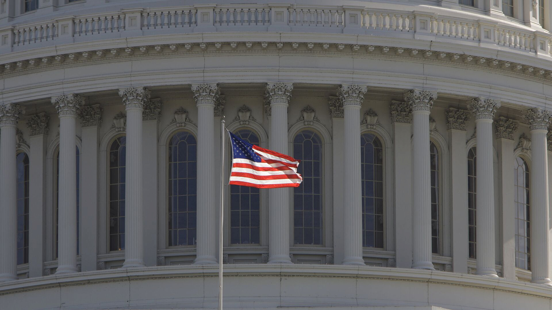 Новый глава нацразведки США запустил процесс массовых сокращений, пишут СМИ