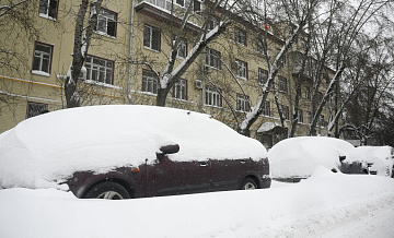 В Москве проводят очистку крыш жилых домов от снега