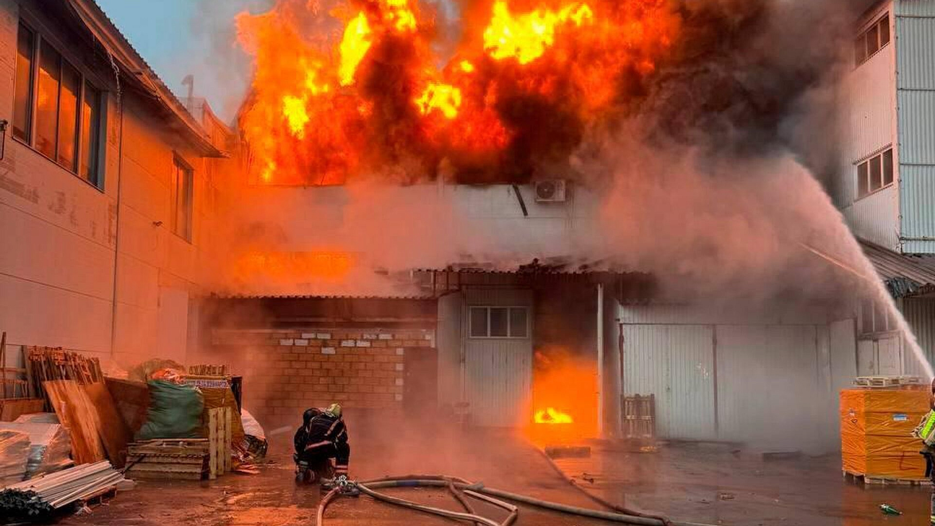 Пожар в Климовске разросся до 2000 квадратных метров