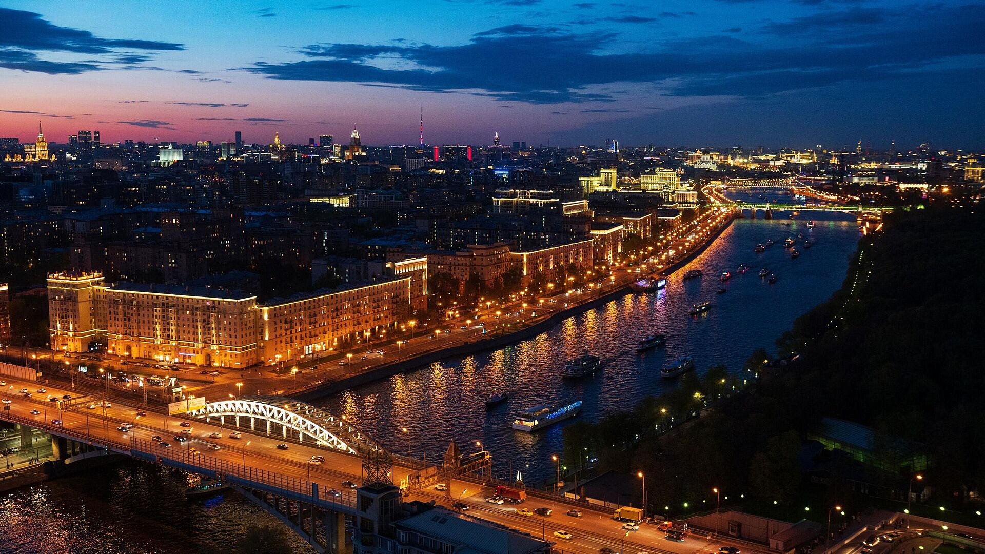 Столичные набережные начали готовить к открытию летней навигации