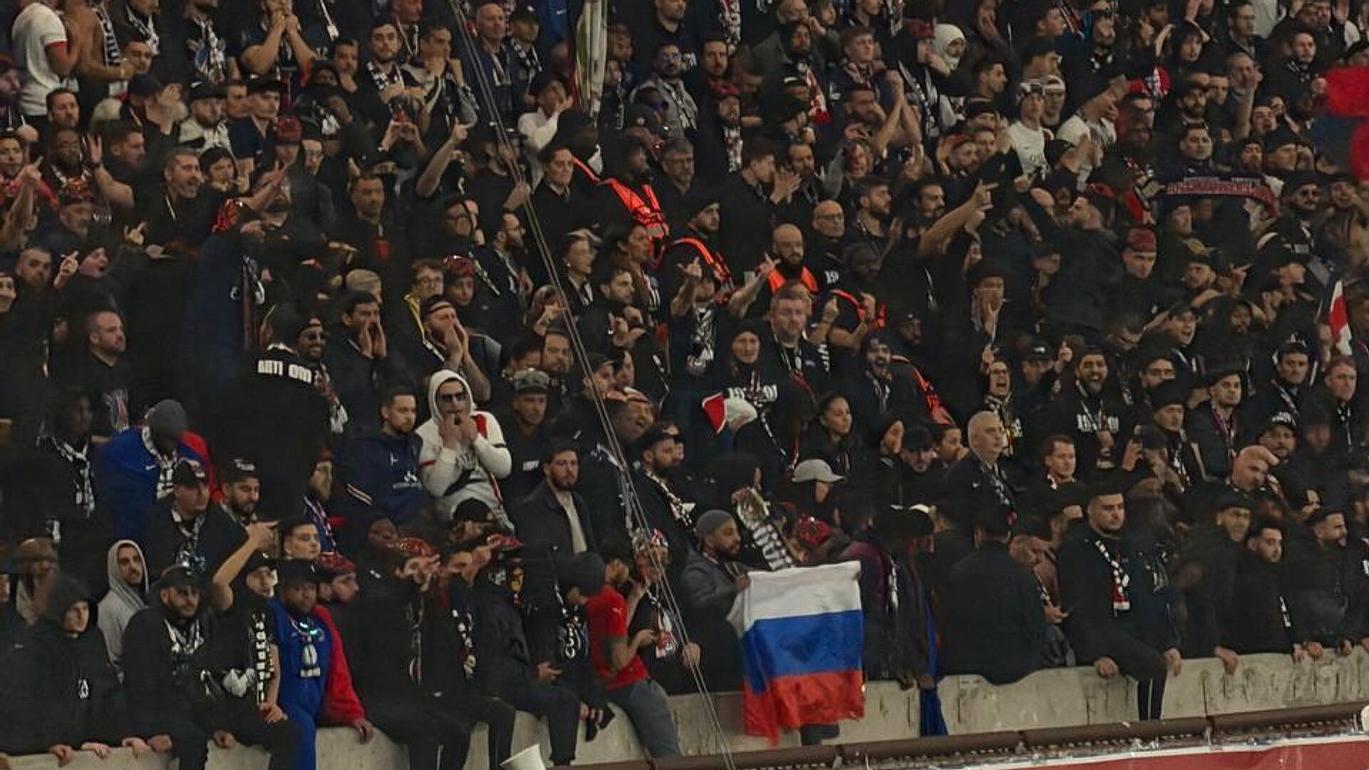 Российский флаг вывесили на трибунах на матче "ПСЖ" в Париже