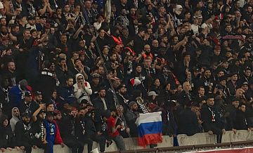 Российский флаг вывесили на трибунах на матче "ПСЖ" в Париже