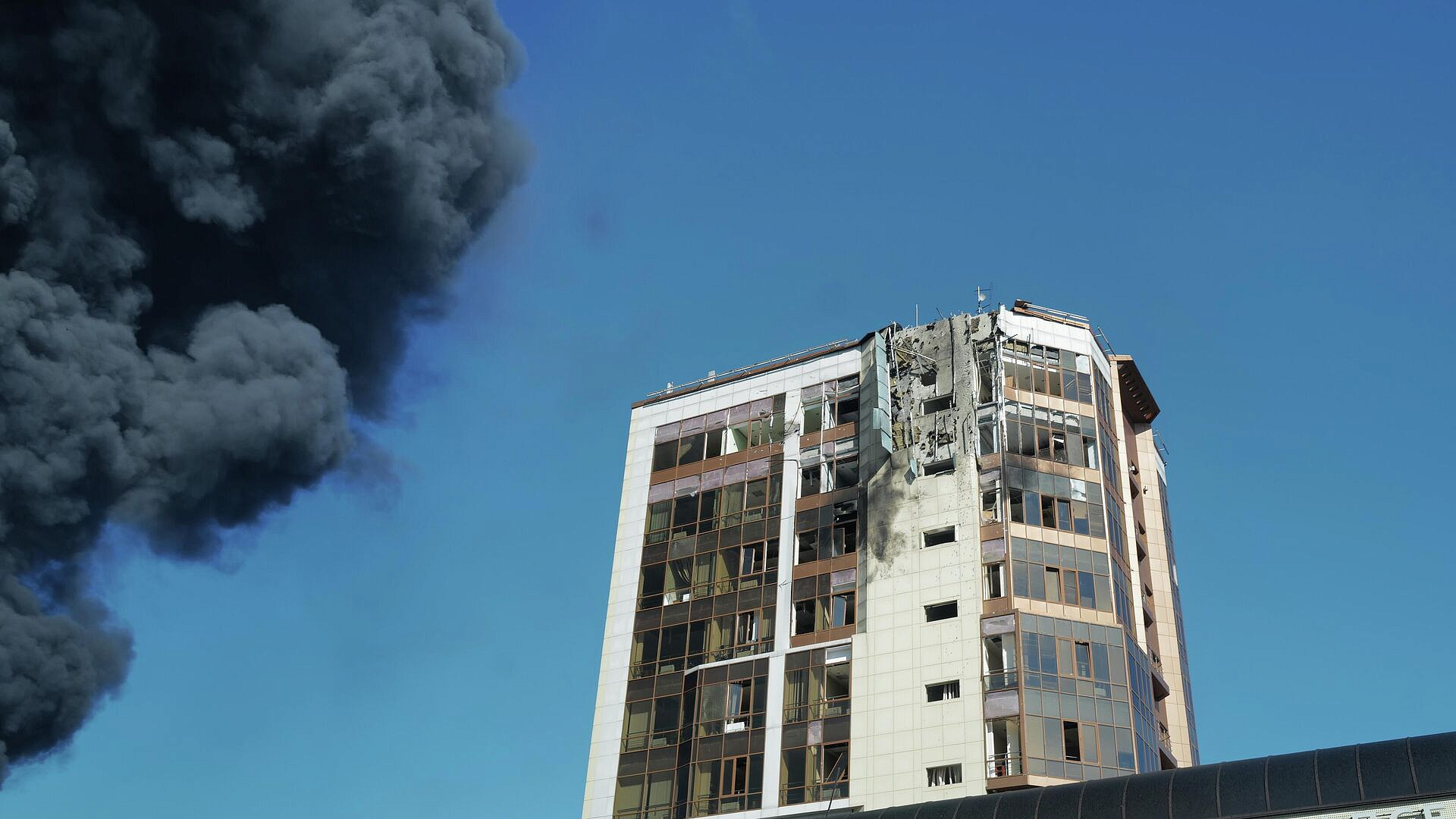 Почти 70 человек эвакуировали из домов около НПЗ в Туапсе
