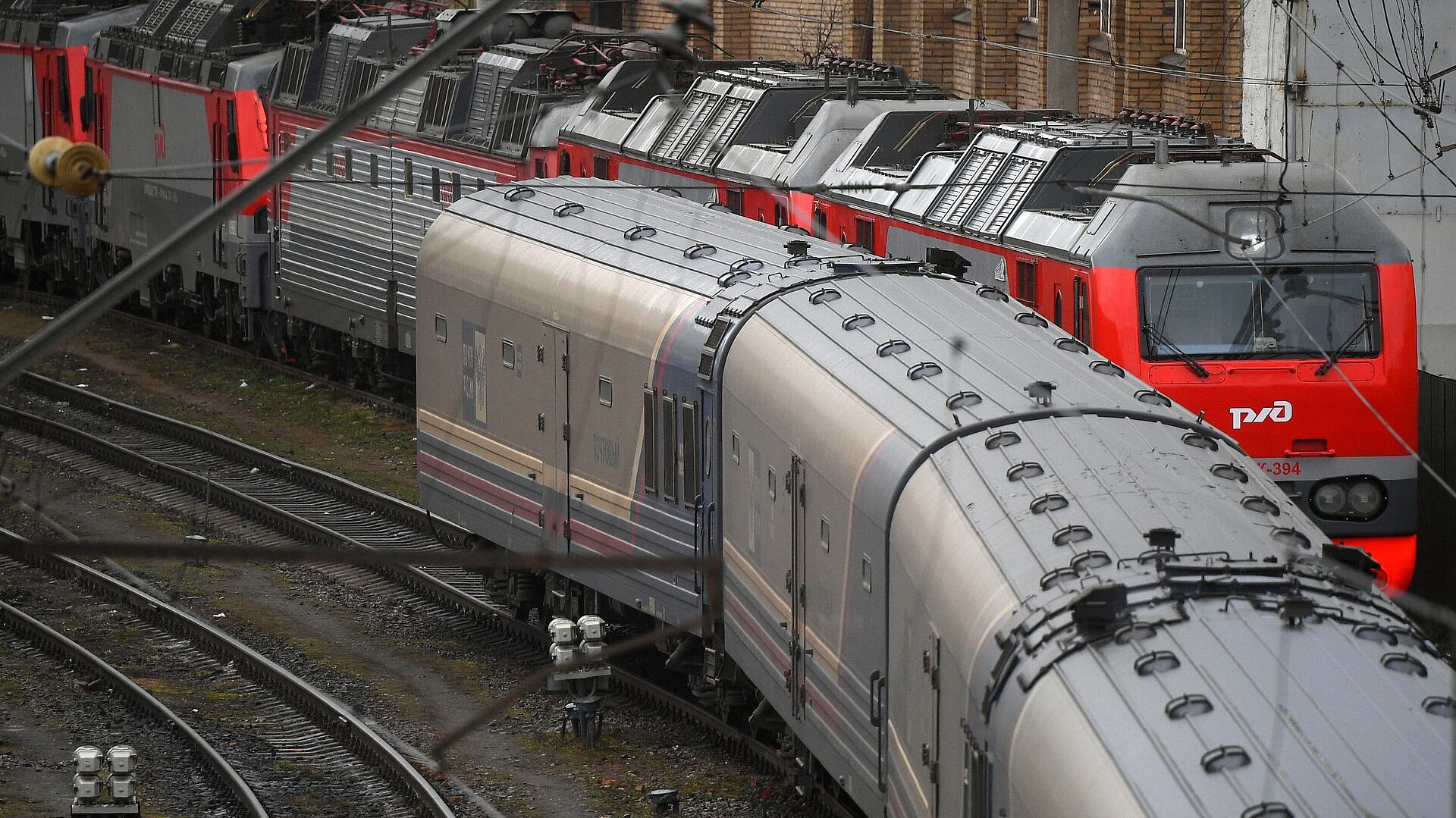 Путин поручил повысить пропускную способность железных дорог