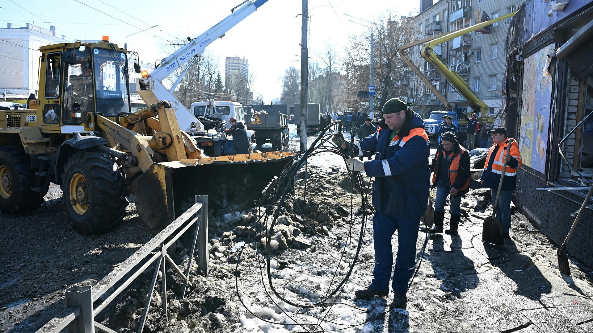Более 300 человек участвуют в ликвидации последствий удара ВСУ по Брянску