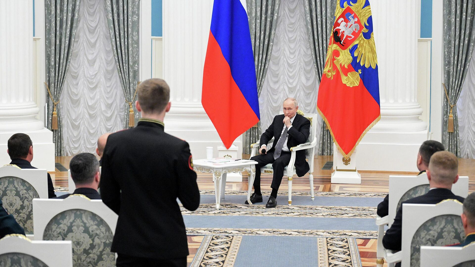 Депутаты должны обращать внимание на конкретный крик души, заявил Путин