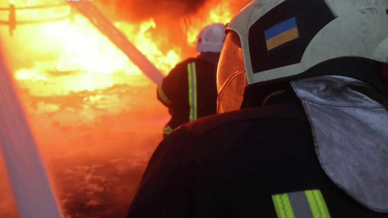 В Киеве загорелось складское здание на 5,5 тысячи квадратов