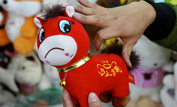 Игрушечная лошадь стала новогодним хитом в Китае из-за брака
