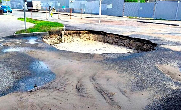 В Нижнем Новгороде на дороге образовалась огромная яма