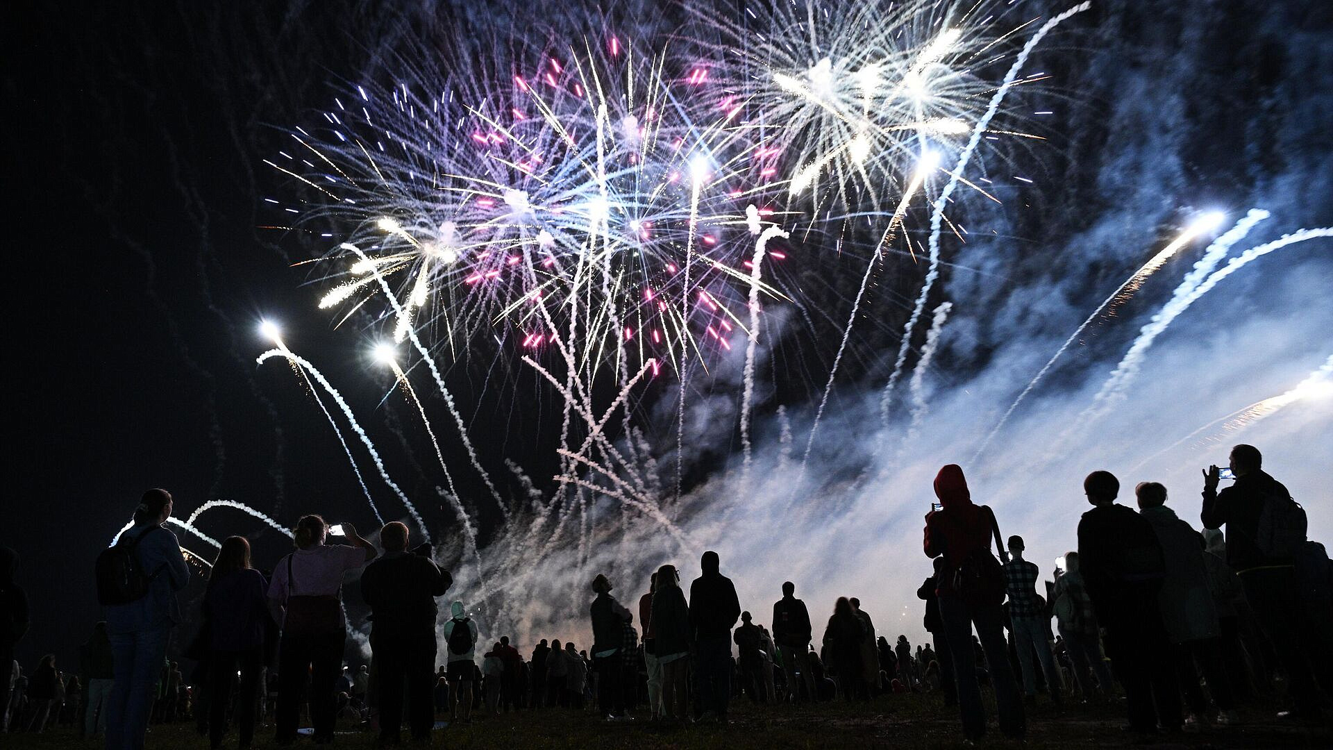 Салют в День Победы в Томске запустят с четырех барж на реке Томь