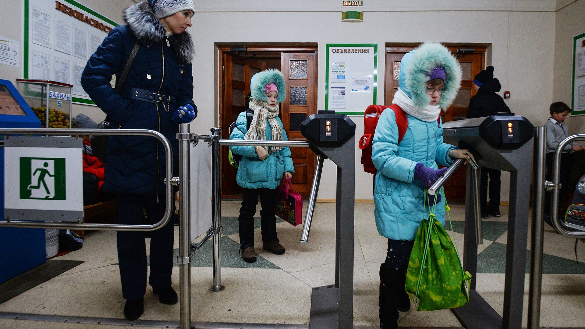 В Госдуме попросили провести проверку школьных турникетов в Москве