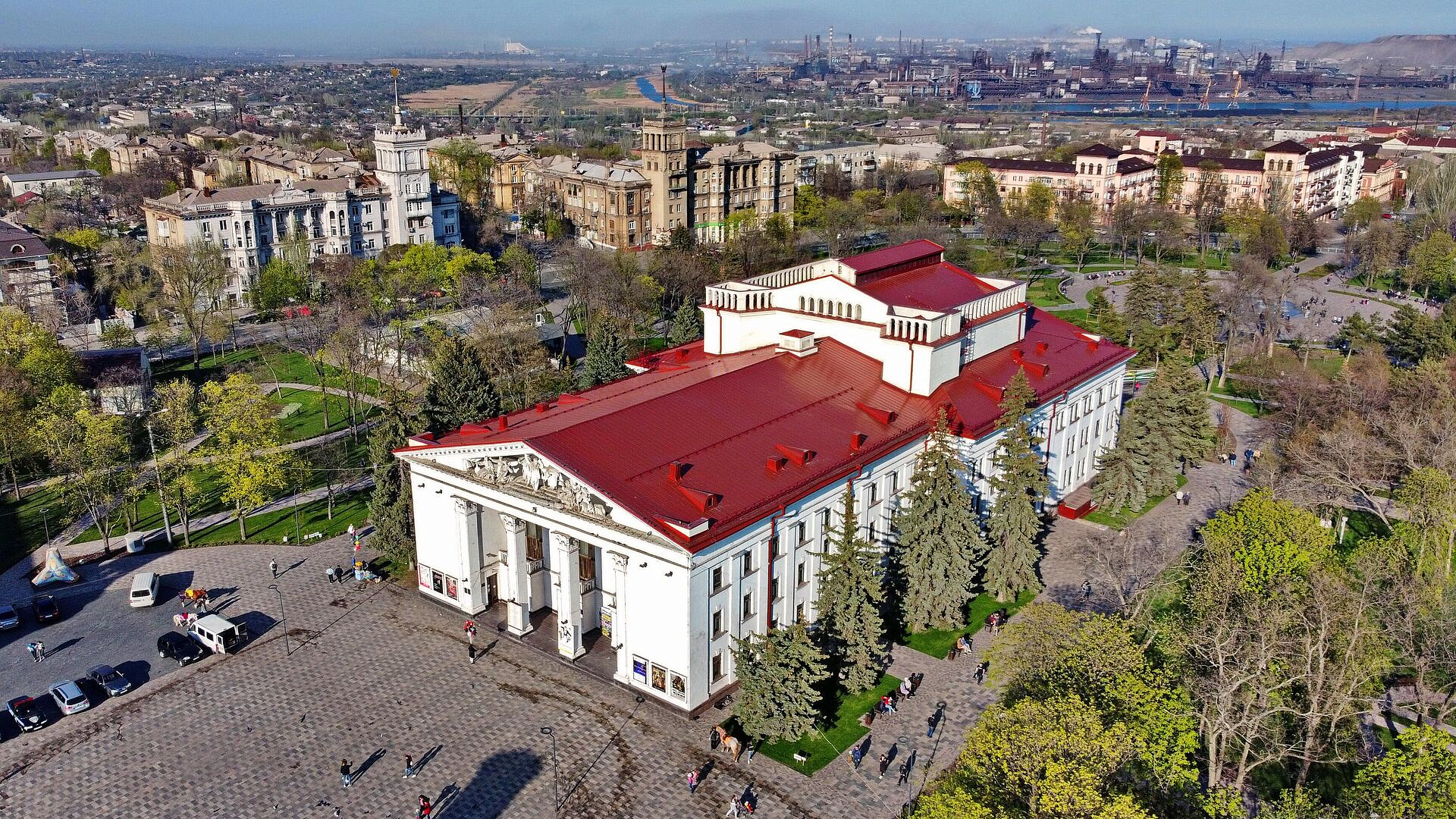 Киев пригонял "азовцев"* на премьеру нацистской пьесы в театр Мариуполя 