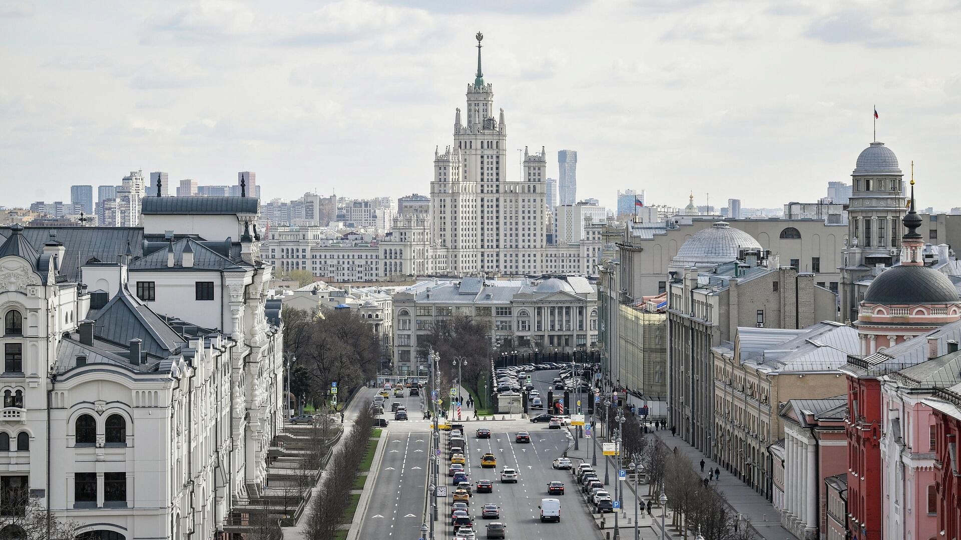 В Москве приступили к ремонту дорожного покрытия на Новой площади