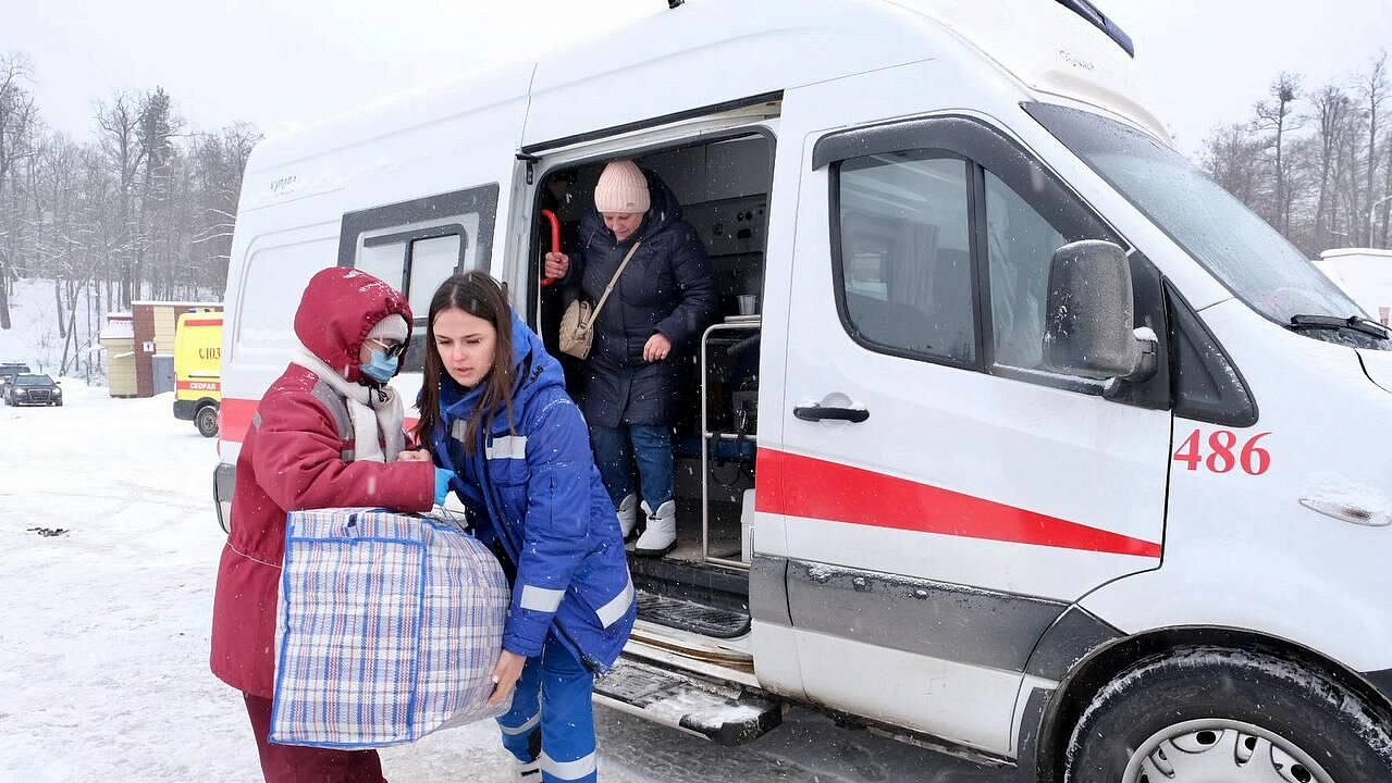 Медики осмотрели жителей Курской области, возвращенных с Украины 