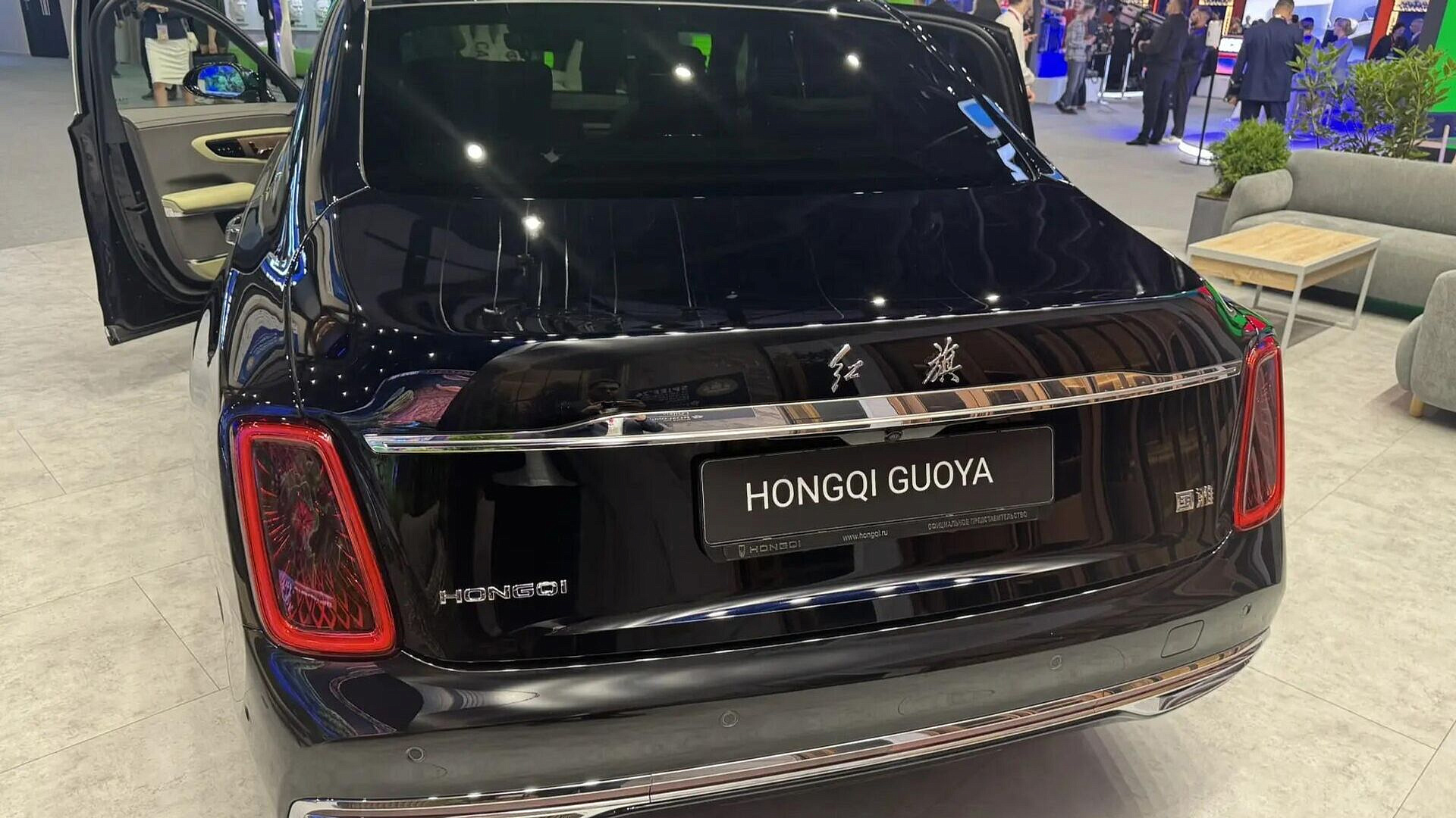 Китайский Hongqi показал на ПМЭФ свою самую дорогую модель автомобиля