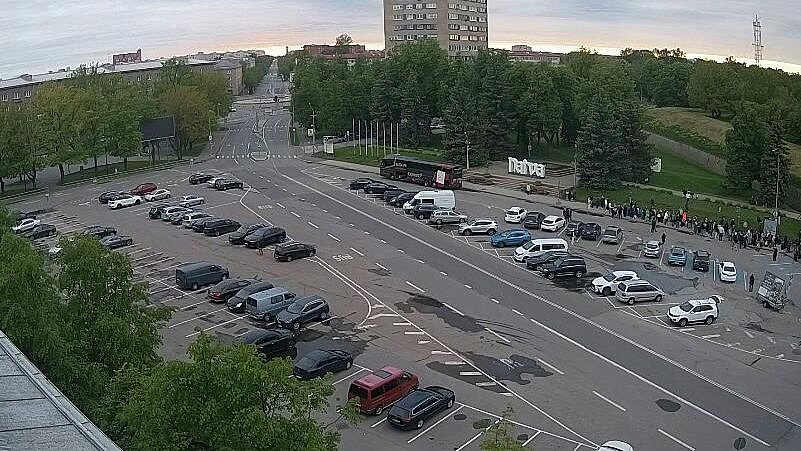 Очередь из желающих попасть в Россию со стороны эстонской Нарвы увеличилась
