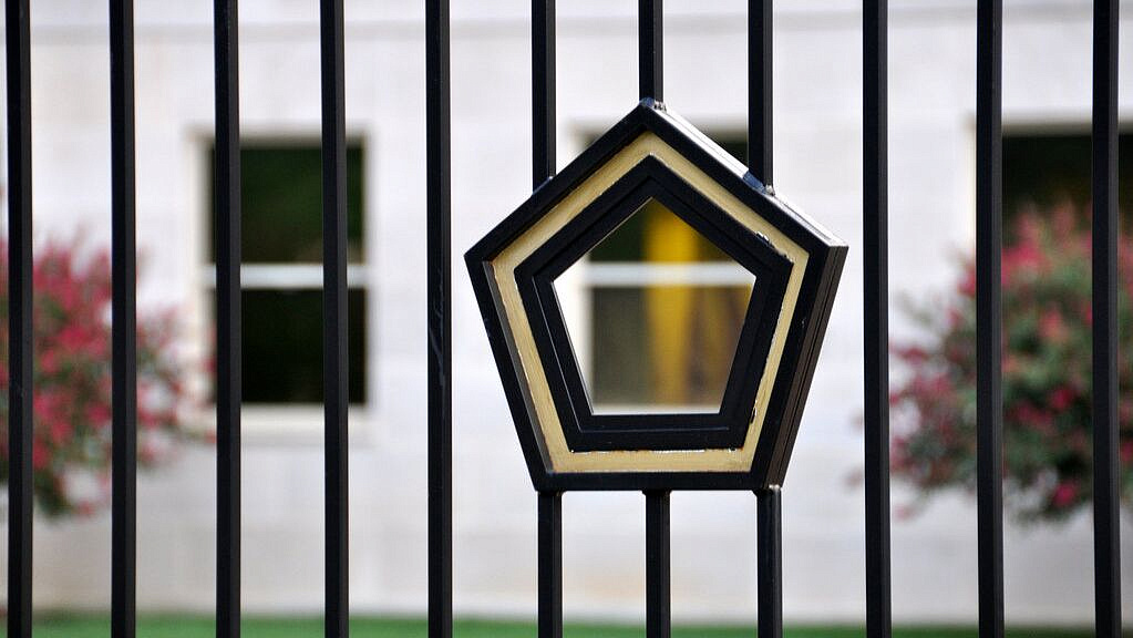 Глава ВМС США лишился поста из-за конфликта с шефом Пентагона, пишут СМИ