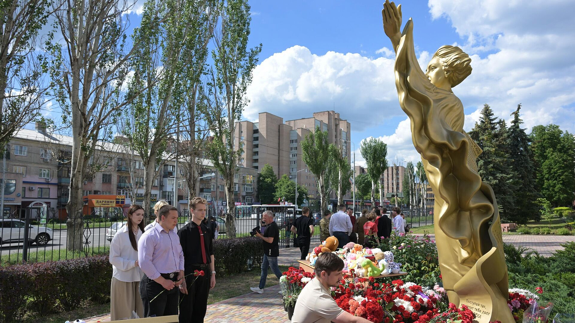 Жители ЛНР продолжают нести цветы к стихийному мемориалу в Луганске