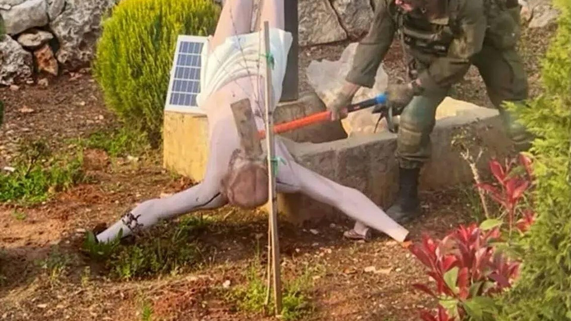 На юге Ливана израильский военный разбил статую Иисуса Христа