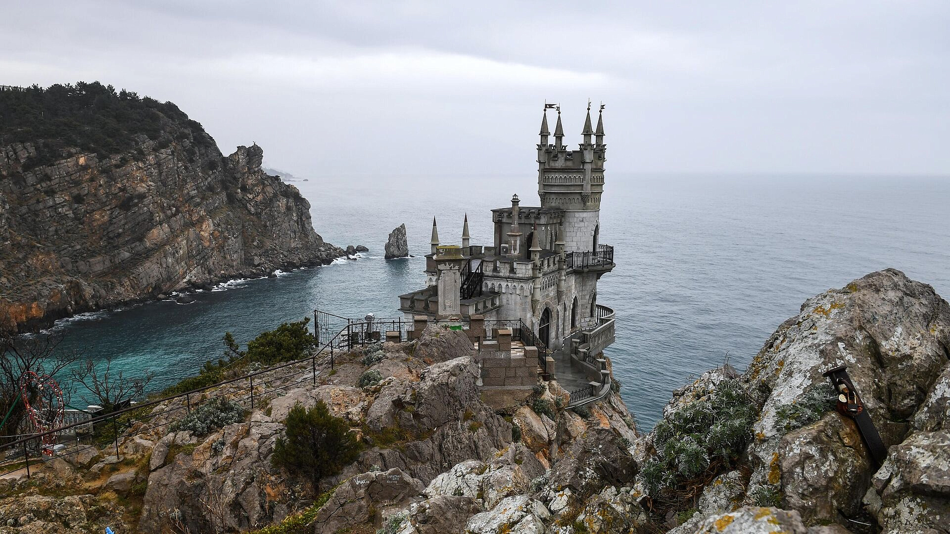 В Крыму посетитель замка сбросил кошку с балкона