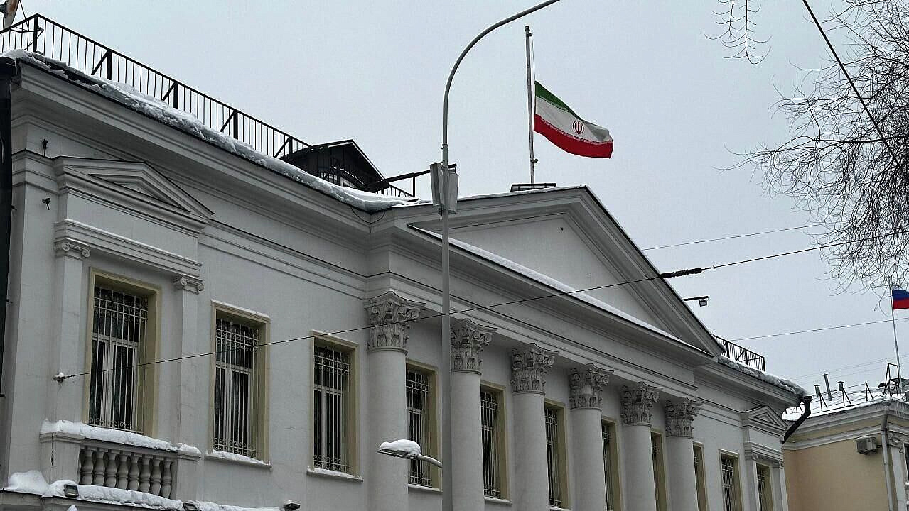 Жители Москвы несут цветы к посольству Ирана