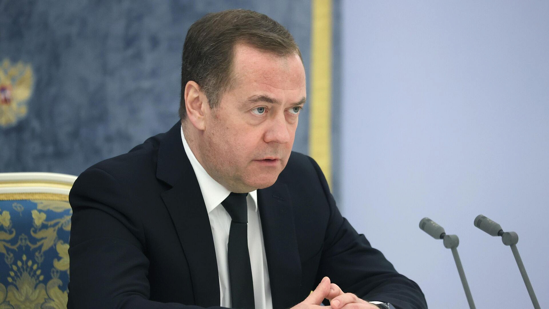 Медведев призвал не отказываться от длинных школьных каникул