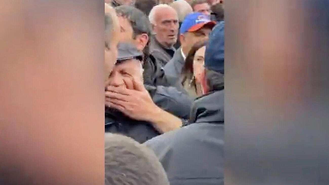В Армении оттащили с митинга пенсионера, внук которого сгорел в казарме