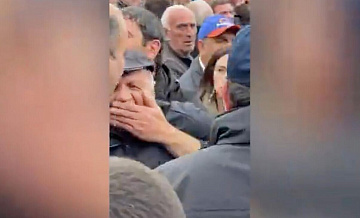 В Армении оттащили с митинга пенсионера, внук которого сгорел в казарме