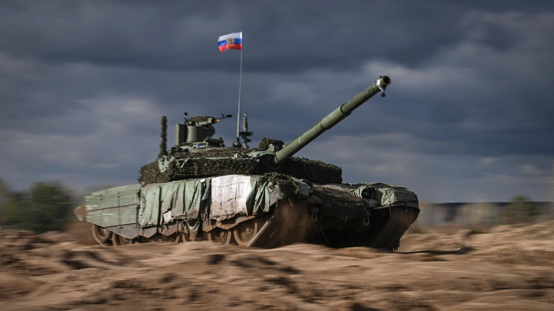 В акции "Бессмертный полк" в зоне СВО приняли участие Т-80БВМ и Т-90М