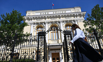 Сберегательная активность россиян остается высокой, заявили в ЦБ