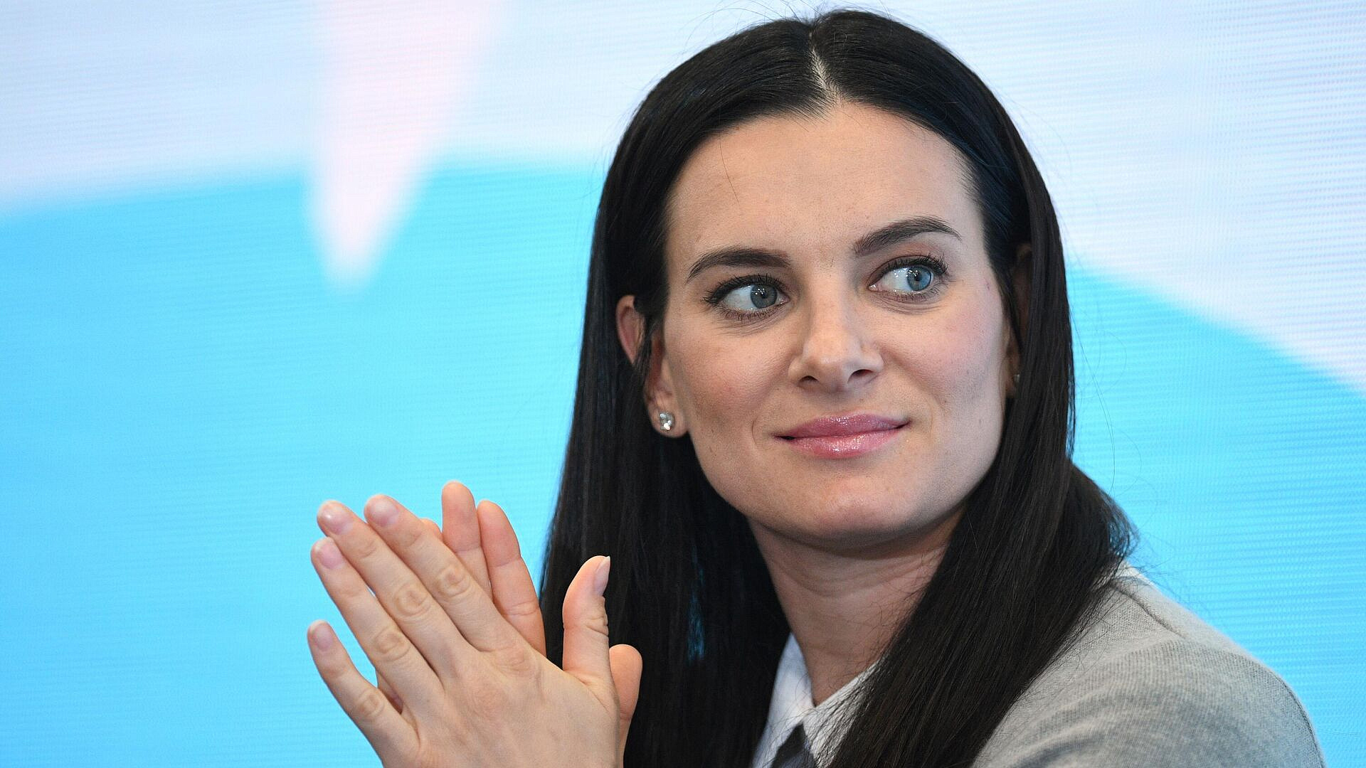 Исинбаева поблагодарила Карелина за поддержку