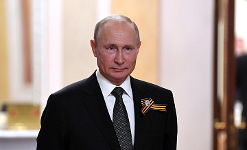 Путин прикрепил георгиевскую ленту на лацкан в День Победы