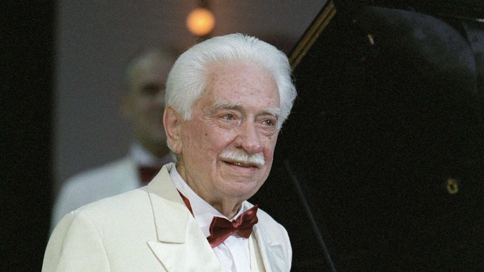 Биография Олега Лундстрема