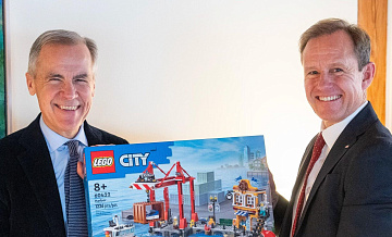 Премьера Канады высмеяли из-за подарка от датского посла