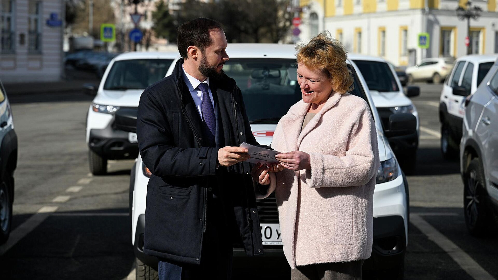 Королев передал машины соцучреждениям и многодетным семьям Верхневолжья