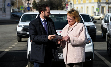 Королев передал машины соцучреждениям и многодетным семьям Верхневолжья