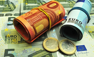 Евро дешевеет к доллару после публикации статистики из еврозоны