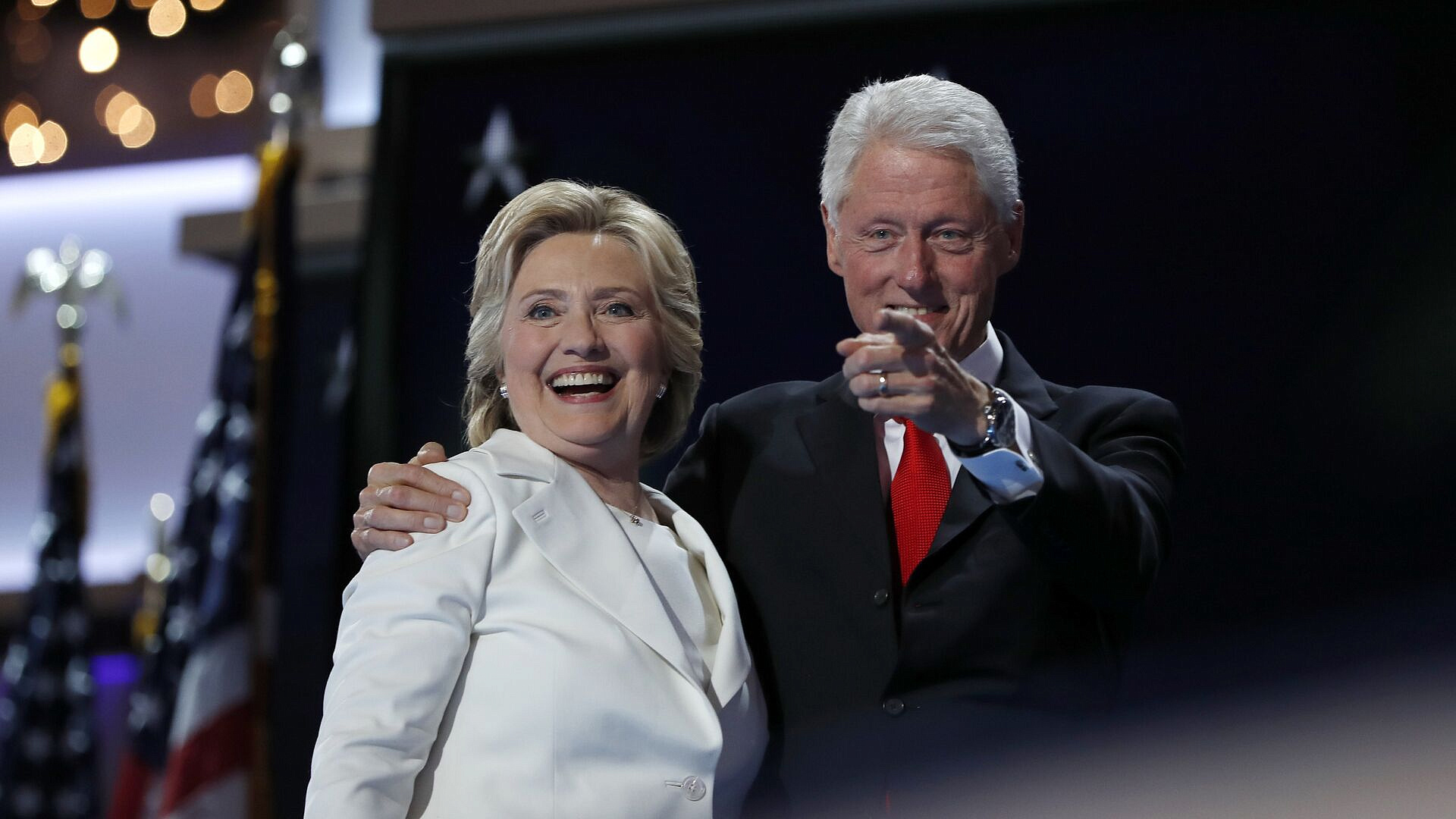 Клинтоны отказались прийти на слушания по делу Эпштейна, пишет NYT