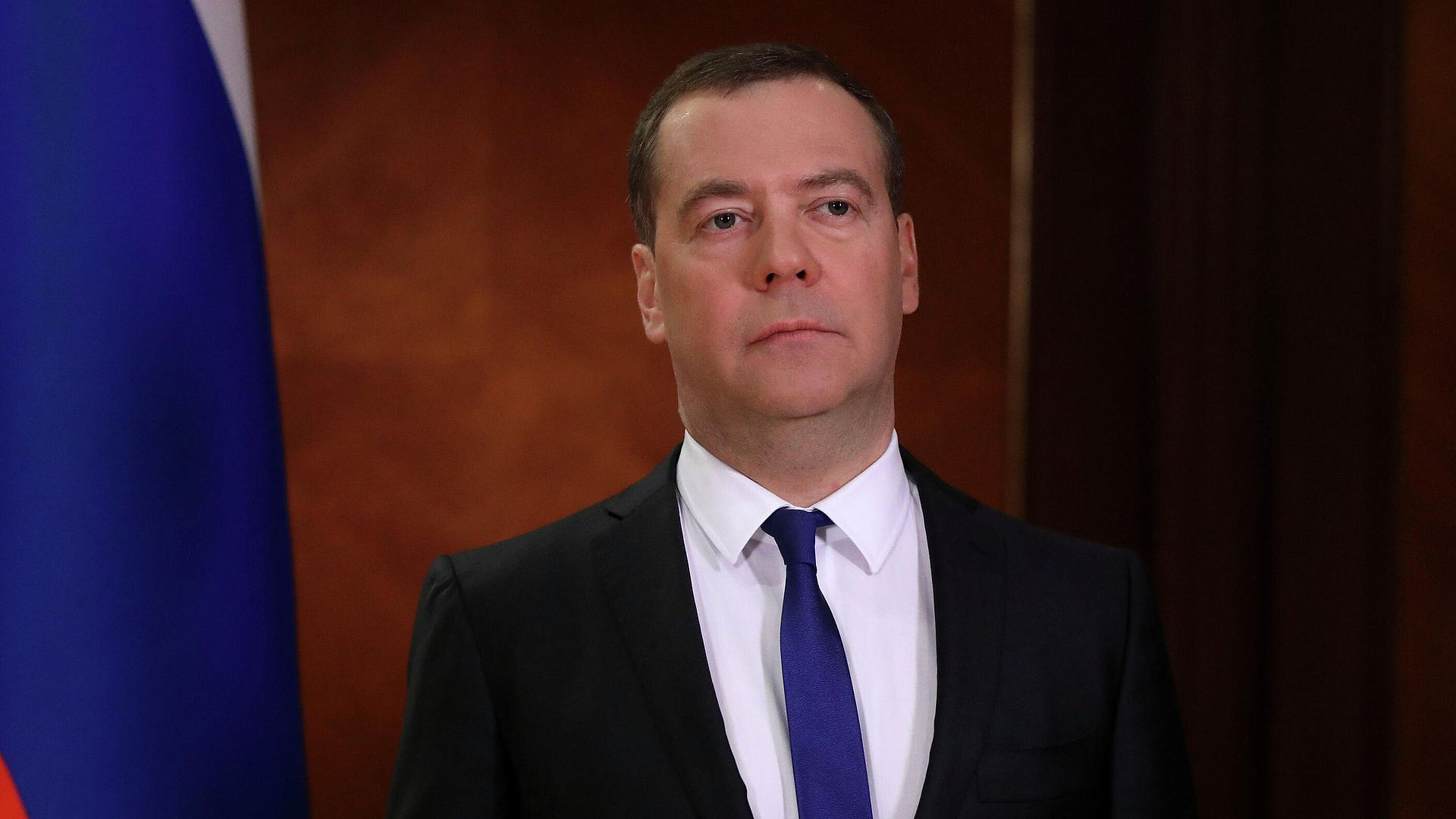 Медведев призвал бороться с незаконным пребыванием в России детей мигрантов