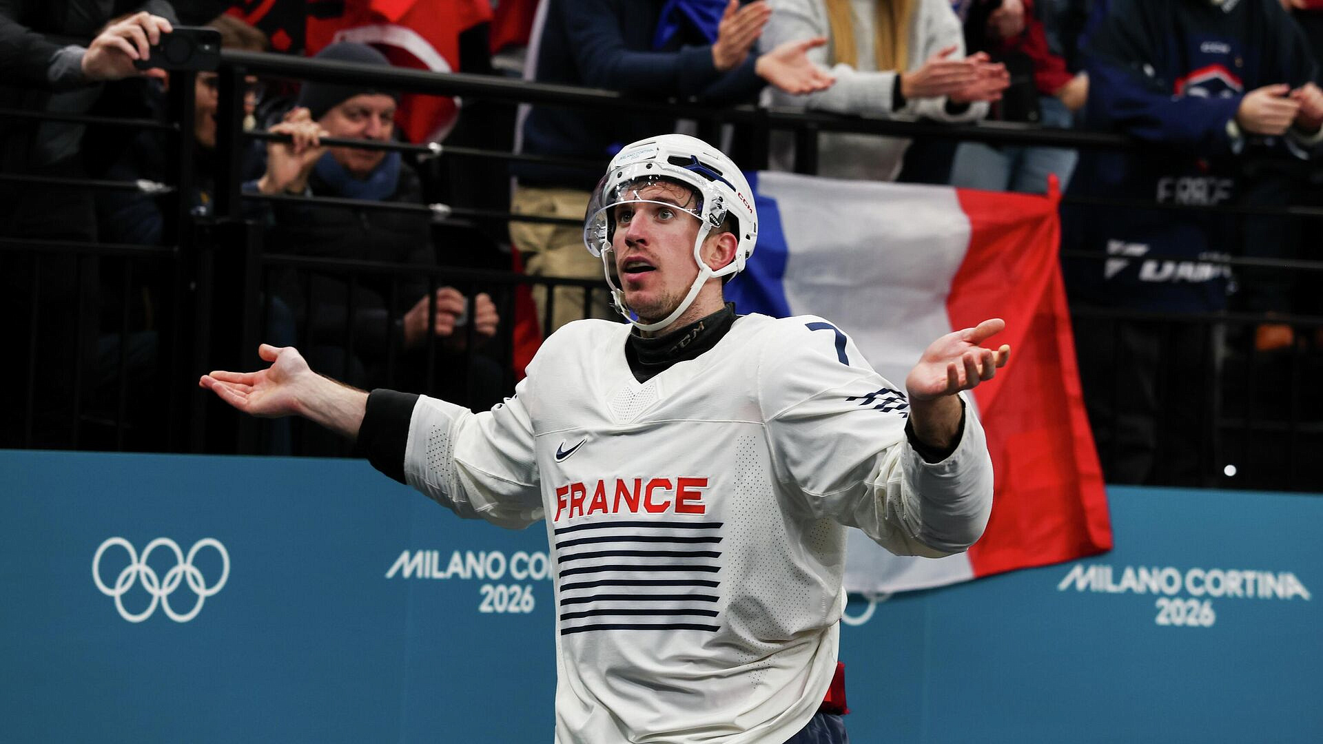 Хоккеист сборной Франции предстанет перед судом за нападение на вратаря