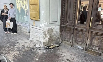 Нетрезвый водитель въехал в здание в центре Петербурга