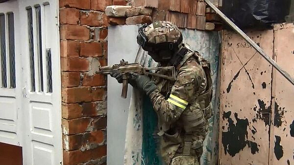 Спецоперация в Карабулаке в Ингушетии продолжается, сообщил источник