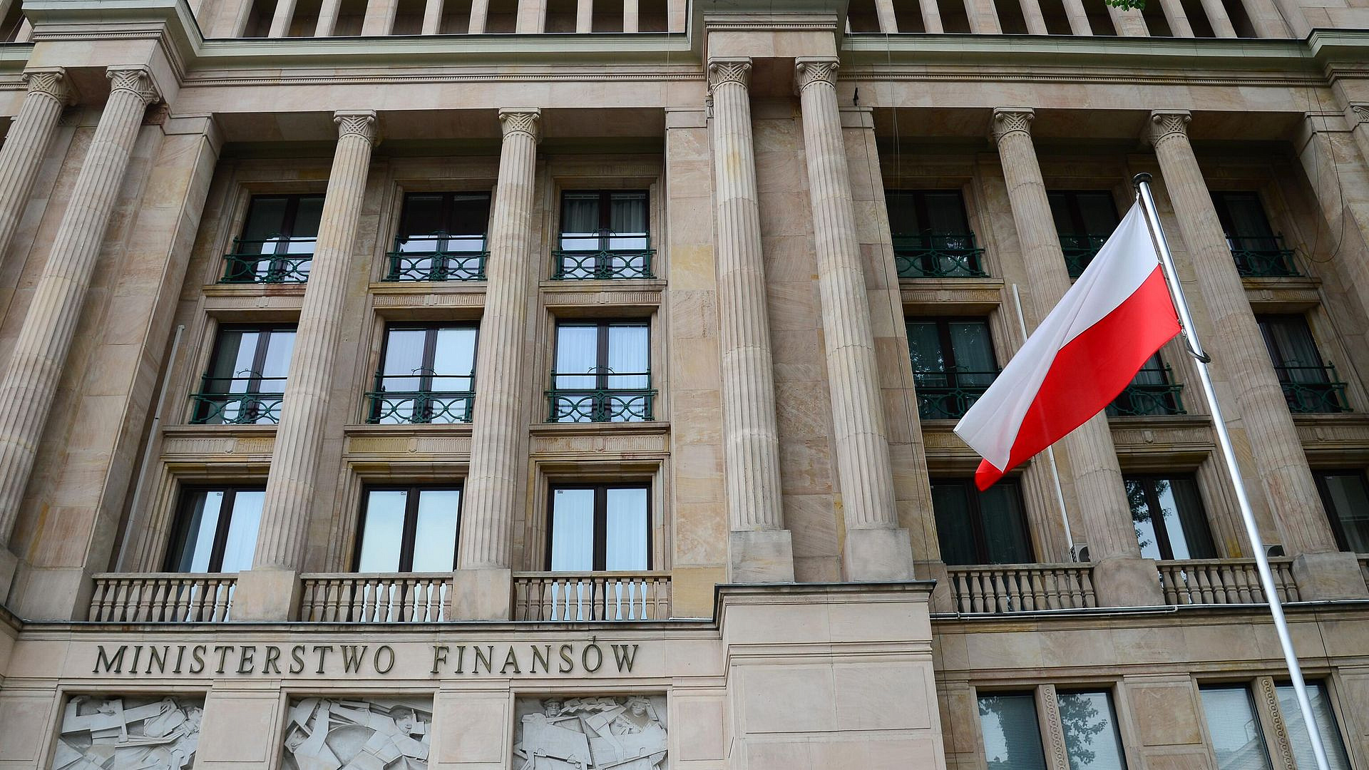 Правительство Польши обвинило Навроцкого в высоких ценах на топливо