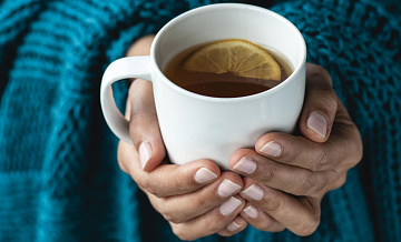 Ученый объяснил, почему нет смысла класть лимон в чай