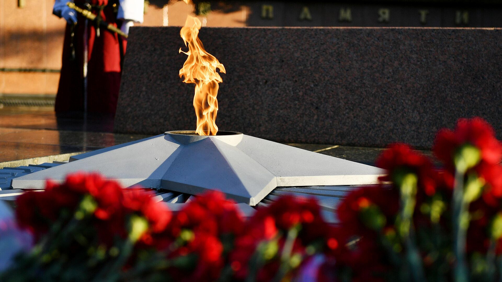 Народный фронт привез Вечный огонь к мемориалу героям ВОВ в Михайловке