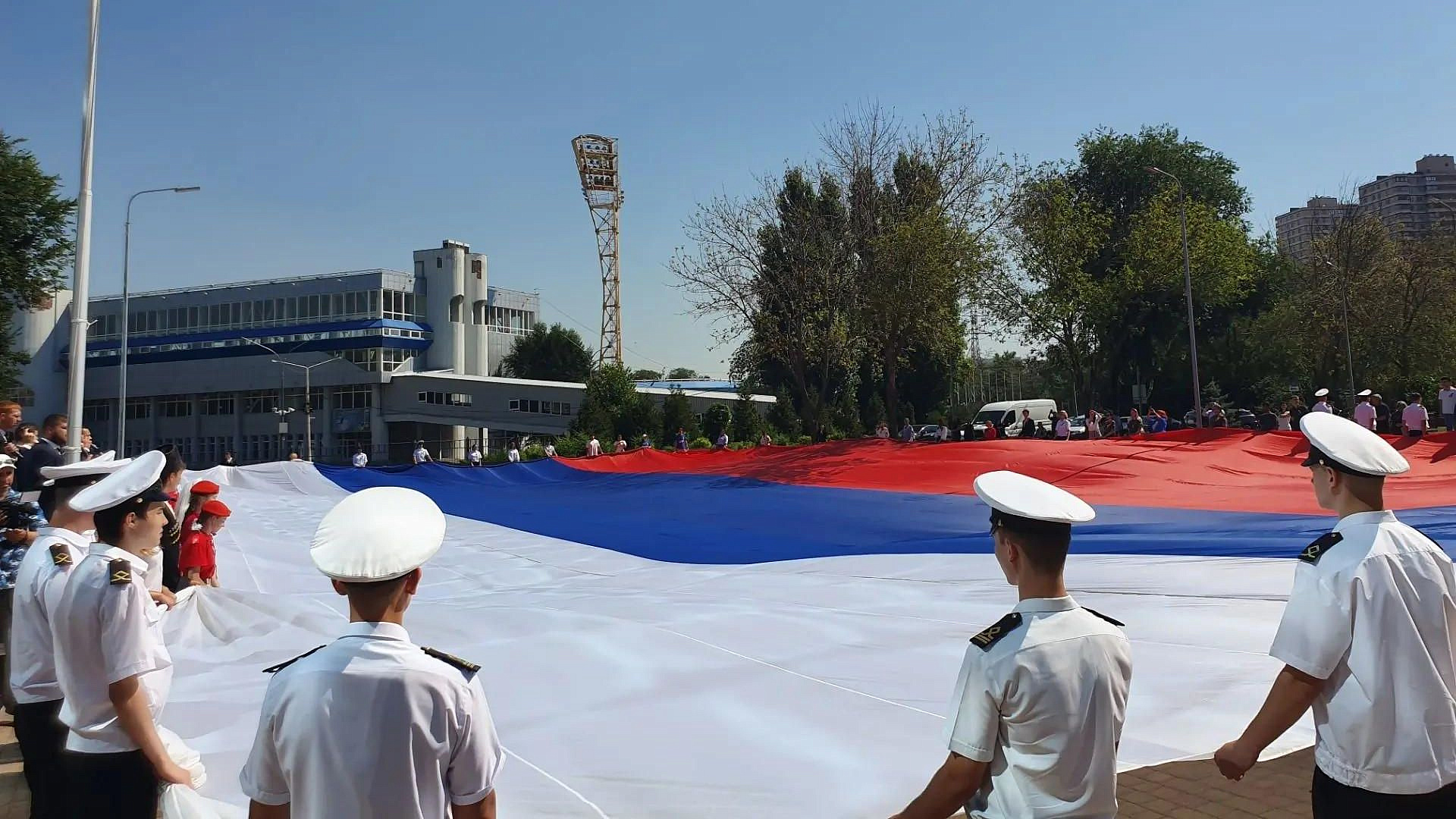 В Ростове-на-Дону развернули гигантский российский триколор